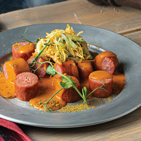 Карривурст по-берлински с пряным соусом