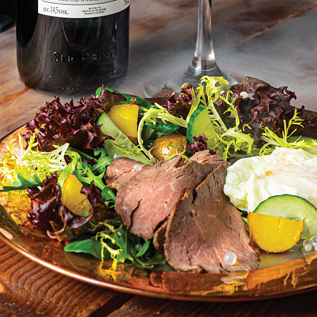 Салат с ростбифом и яйцом пашот