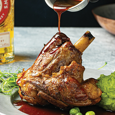 Томленый ягненок с пряным зеленым горошком