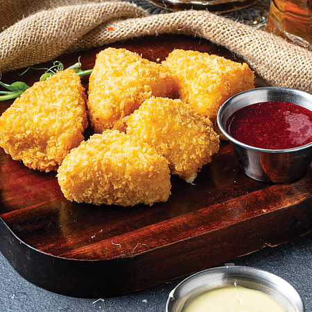 Жареный сулугуни с клюквенным соусом