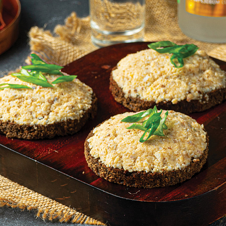 Форшмак из бочковой сельди на тостах