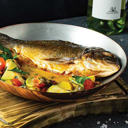 Дорадо по-франкфуртски с овощами в вине