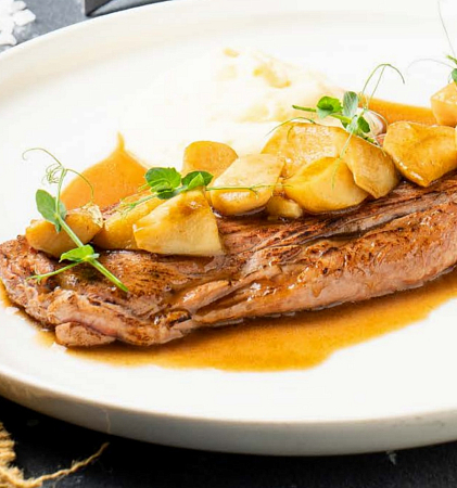 Стейк «Лесника» с белыми грибами и кремом из кореньев